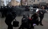 Agents antidisturbis fent ús indiscriminat del gas pebre Agents antidisturbis fent ús indiscriminat del gas pebre