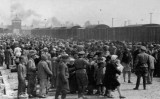 Grup de persones jueves a l'arribada a Auschwitz l'any 1944 Grup de persones jueves a l'arribada a Auschwitz l'any 1944