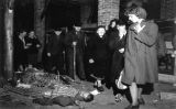 Ciutadans de la ciutat alemanya Ludwigslust el 1945 davant d'un jueu assassinat Ciutadans de la ciutat alemanya Ludwigslust el 1945 davant d'un jueu assassinat