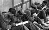 Soldats escrivint cartes Soldats escrivint cartes