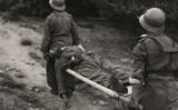 Soldats republicans portant en llitera un ferit durant la batalla de Segòvia (1937) -  Gerda Taro / Ferbr1 / Wikimedia Commons