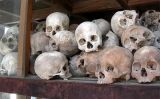 Cranis de víctimes dels khmers rojos - Wikimedia Commons Cranis de víctimes dels khmers rojos - Wikimedia Commons