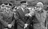 El dictador argentí Jorge Rafael Videla (al centre) acompanyat del generals Luciano Menéndez (a la dreta) i Antonio Domingo Bussi (a l'esquerra), ambdós condemnats a cadena perpètua per crims contra la humanitat - Horacio Villalobos / Wikimedia commons El dictador argentí Jorge Rafael Videla (al centre) acompanyat del generals Luciano Menéndez (a la dreta) i Antonio Domingo Bussi (a l'esquerra), ambdós condemnats a cadena perpètua per crims contra la humanitat - Horacio Villalobos / Wikimedia commons