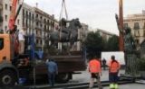 Operaris munten les estàtues al Born - Youtube Operaris munten les estàtues al Born - Youtube