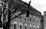 Casa natal de Hitler a la localitat austríaca de Braunau am Inn. A la imatge, presa al 1934, s'observa la bandera nazi amb la creu gammada. - Friedrich Weiler / Library of the Prussian Cultural Heritage Foundation Casa natal de Hitler a la localitat austríaca de Braunau am Inn. A la imatge, presa al 1934, s'observa la bandera nazi amb la creu gammada. - Friedrich Weiler / Library of the Prussian Cultural Heritage Foundation