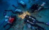 Submarinistes examinen les restes trobades - Brett Seymour, EUA/ WHO/ARGO Submarinistes examinen les restes trobades - Brett Seymour, EUA/ WHO/ARGO