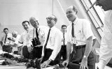 El doctor Wernher von Braun (amb prismàtics penjats al coll) després de l'enlairament de l'Apollo 11 - NASA El doctor Wernher von Braun (amb prismàtics penjats al coll) després de l'enlairament de l'Apollo 11 - NASA