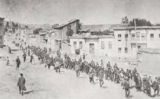 Civils armenis són conduïts a un camp de presoners per soldats otomans