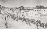 Civils armenis són conduïts a un camp de presoners per soldats otomans Civils armenis són conduïts a un camp de presoners per soldats otomans