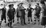 Joan Gamper conversa amb un grup de jugadors