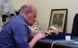 Carlos Lorenzo estudiant un fòssil d''Australopithecus africanus' Carlos Lorenzo estudiant un fòssil d''Australopithecus africanus'