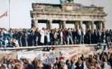 Ciutadans de Berlín sobre el mur el dia de la seva caiguda - Magnus Manske Ciutadans de Berlín sobre el mur el dia de la seva caiguda - Magnus Manske