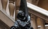 El monument a Rafael Casanova va ser obra de l'artista Rossend Nobas, que va representar l'heroi malferit i abraçat a la bandera de Santa Eulàlia El monument a Rafael Casanova va ser obra de l'artista Rossend Nobas, que va representar l'heroi malferit i abraçat a la bandera de Santa Eulàlia