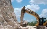 Les excavadores retiren pedres de la piràmide Les excavadores retiren pedres de la piràmide