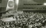 Pau Casals dirigint l’orquestra que interpreta l’Himne de les Nacions Unides, el 1971 - Fundació Pau Casals Pau Casals dirigint l’orquestra que interpreta l’Himne de les Nacions Unides, el 1971 - Fundació Pau Casals