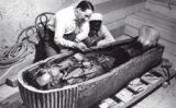 Howard Carter inspecciona el sarcòfag de Tutankamon - Griffith Institute Howard Carter inspecciona el sarcòfag de Tutankamon - Griffith Institute