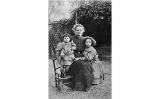 <p>Marie Curie amb les seves filles (1908) - Wikimedia Commons</p> <p>Marie Curie amb les seves filles (1908) - Wikimedia Commons</p>