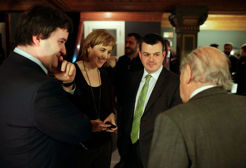 Jordi Creus, Clàudia Pujol i l'historiador i col·laborador del 'Sàpiens' Carles Llorens escolten les paraules de Jordi Pujol