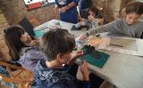 Els infants gaudint amb les seves ombres Els infants gaudint amb les seves ombres