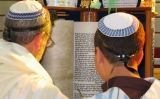 Jueus sefardites llegeixen un fragment de la Tora, el llibre hebreu sagrat Jueus sefardites llegeixen un fragment de la Tora, el llibre hebreu sagrat