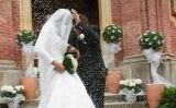 Es creu que el costum de tirar arròs als casaments ve de l'Orient Es creu que el costum de tirar arròs als casaments ve de l'Orient