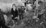 Un marine amb un suposat activista vietcong Un marine amb un suposat activista vietcong