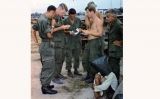 Soldats nord-americans interroguen un suposat activista vietcong Soldats nord-americans interroguen un suposat activista vietcong