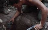 Un soldat nord-americà es prepara per entrar a un túnel Un soldat nord-americà es prepara per entrar a un túnel