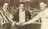 Pololo (Atlético de Madrid) i Santiago Bernabéu com a capità abans de l'inici d'un derbi madrileny el 1922 Pololo (Atlético de Madrid) i Santiago Bernabéu com a capità abans de l'inici d'un derbi madrileny el 1922
