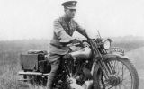 Lawrence sentia autèntica passió per les motocicletes. A la foto, amb una Brough Superior SS100 que ell va batejar amb el nom de 'Jordi V'