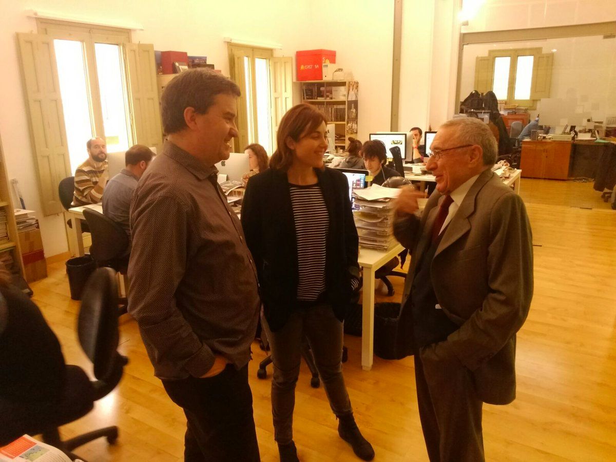 Miguel Castells a la redacció del SÀPIENS, amb Jordi Creus i Clàudia Pujol, editor i directora de la publicació