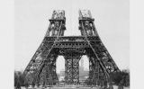 La torre Eiffel, en construcció (fotografia del 20 de març de 1888) La torre Eiffel, en construcció (fotografia del 20 de març de 1888)