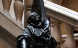 El monument a Rafael Casanova va ser obra de l'artista Rossend Nobas, que va representar l'heroi malferit i abraçat a la bandera de Santa Eulàlia El monument a Rafael Casanova va ser obra de l'artista Rossend Nobas, que va representar l'heroi malferit i abraçat a la bandera de Santa Eulàlia