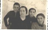 Teresa Comabella, esposa de Joan Colom, amb els seus tres fills un any després de la mort del seu marit Teresa Comabella, esposa de Joan Colom, amb els seus tres fills un any després de la mort del seu marit
