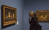 Una visitant, al MNAC, davant la pintura 'Natura morta d'atuells', de Francisco de Zurbarán