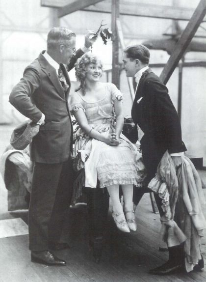 William Desmond Taylor (esquerra) amb Mary Miles Minter i Allan Forrest, l’any 1921 William Desmond Taylor (esquerra) amb Mary Miles Minter i Allan Forrest, l’any 1921