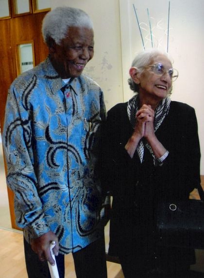 Nelson Mandela amb la presonera política sud-africana Amina Desai Nelson Mandela amb la presonera política sud-africana Amina Desai