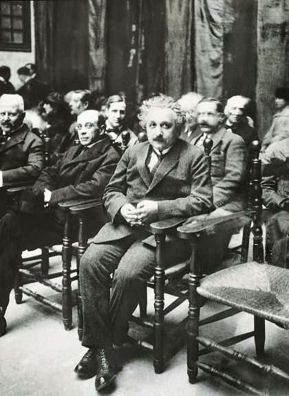 Einstein, en un acte a l’Escola Industrial de Barcelona, assegut al costat de Pere Mías i Codina, conseller d’Agricultura i Serveis Forestals de la Mancomunitat de Catalunya Einstein, en un acte a l’Escola Industrial de Barcelona, assegut al costat de Pere Mías i Codina, conseller d’Agricultura i Serveis Forestals de la Mancomunitat de Catalunya