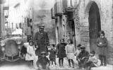 Durant la seva estada a Catalunya, Einstein va visitar Poblet i l’Espluga de Francolí, on es va retratar amb un grup de nens Durant la seva estada a Catalunya, Einstein va visitar Poblet i l’Espluga de Francolí, on es va retratar amb un grup de nens