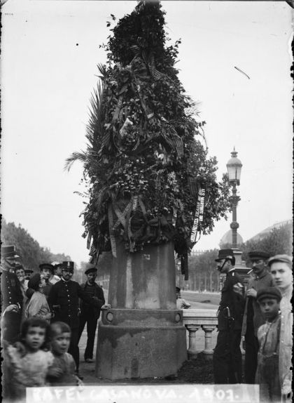 Imatge del 1907 de l'estàtua a Rafael Casanova en el seu emplaçament inicial, al passeig de Sant Joan, davant l'Arc de Triomf Imatge del 1907 de l'estàtua a Rafael Casanova en el seu emplaçament inicial, al passeig de Sant Joan, davant l'Arc de Triomf