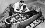 Howard Carter inspecciona el sarcòfag de Tutankamon Howard Carter inspecciona el sarcòfag de Tutankamon