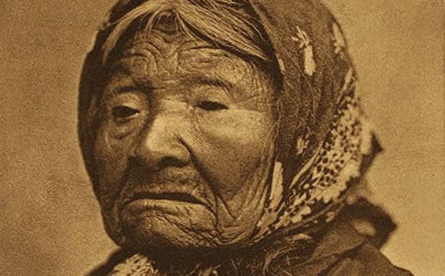 La princesa Angeline, filla del cap Seattle, va ser la primera índia retratada per Curtis; la seguirien 40.000 fotografies més. La princesa Angeline, filla del cap Seattle, va ser la primera índia retratada per Curtis; la seguirien 40.000 fotografies més.