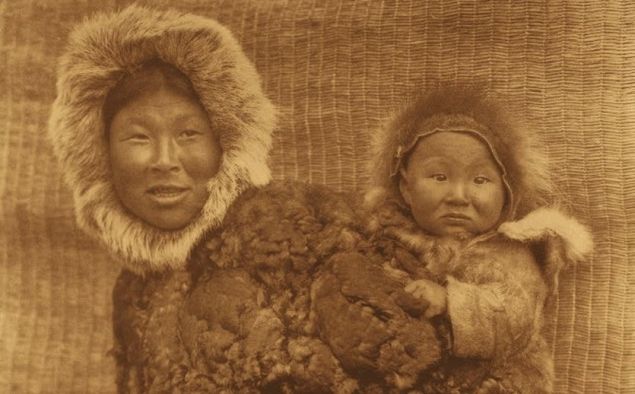 Una mare esquimal amb el seu fill Una mare esquimal amb el seu fill