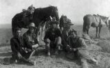 Curtis acompanyat dels indis crow que havien servit com a exploradors del Setè de Cavalleria: Mocasins Peluts, Va al Davant i l'Home Blanc l'Encalça