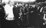 Gaudí ensenya les obres de la Sagrada Família al nunci del papa, Francesco Ragonesi, el 1915 Gaudí ensenya les obres de la Sagrada Família al nunci del papa, Francesco Ragonesi, el 1915