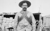 Pancho Villa vestit amb bandoleres davant dun campament d'insurrectes Pancho Villa vestit amb bandoleres davant dun campament d'insurrectes