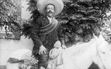 Pancho Villa muntant a cavall