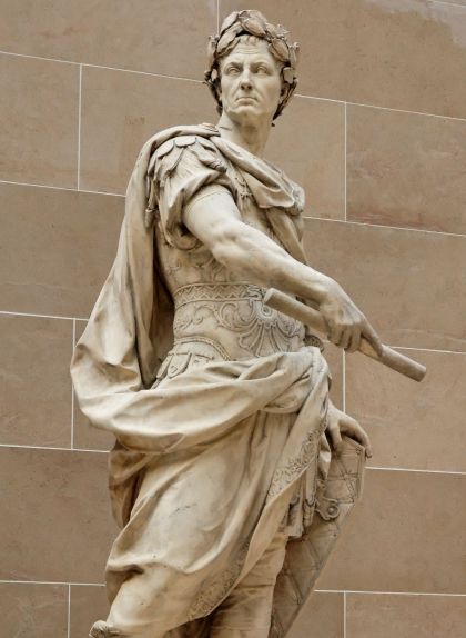 Estàtua de Juli Cèsar, obra de Nicolas Coustou, que es pot veure al Louvre Estàtua de Juli Cèsar, obra de Nicolas Coustou, que es pot veure al Louvre