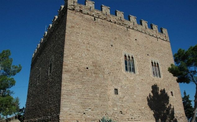 El castell de Balsareny es troba a la vertical de la resclosa dels Manresans, punt inicial de la séquia