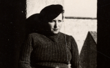 Carme Ballester en una imatge del 1938 davant la Conselleria de Finances Carme Ballester en una imatge del 1938 davant la Conselleria de Finances